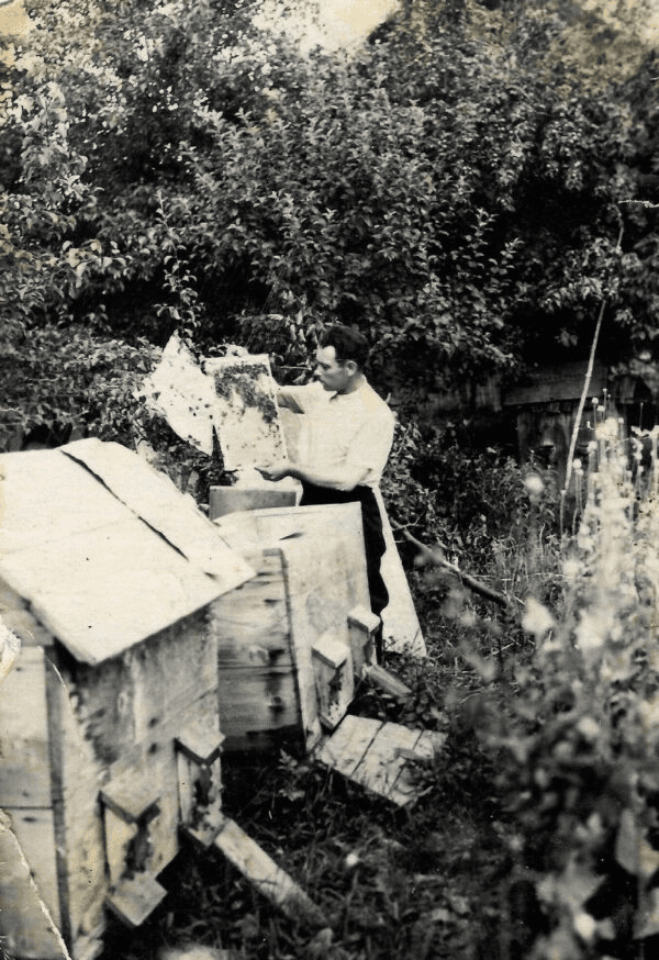 Історичне фото пасічника